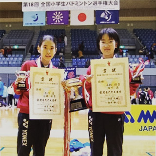 表彰状を持っている写真